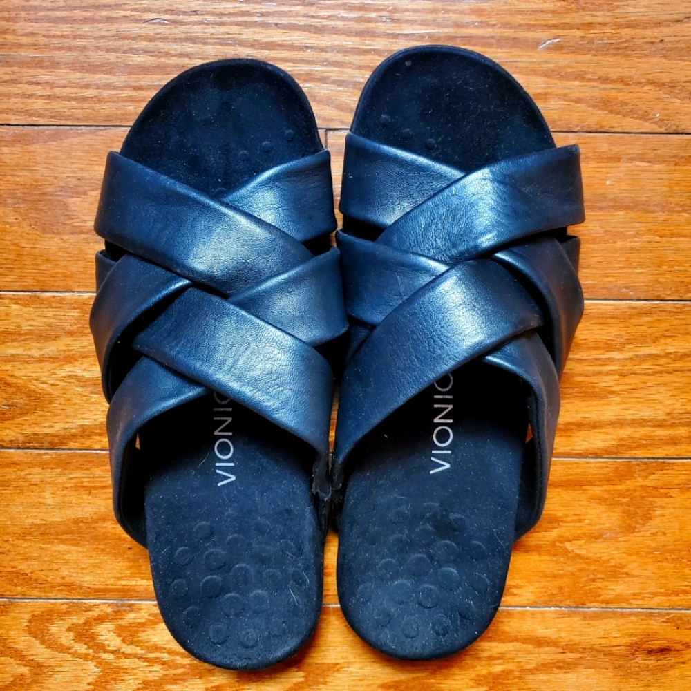 Vionic black sandals size 9, 9.5